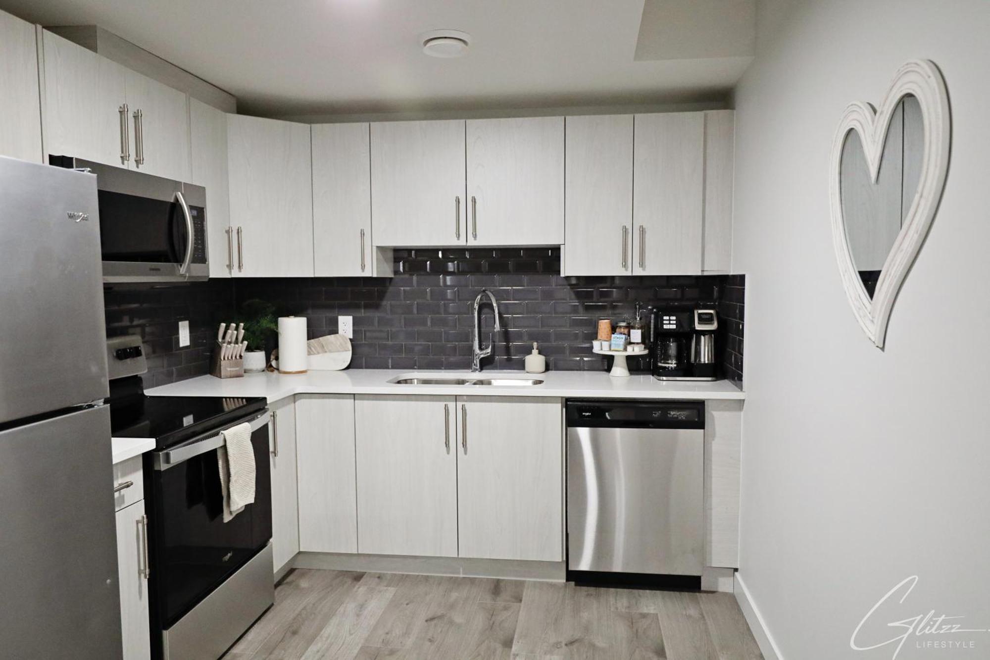 Beautiful Home With 4 King Beds,Airport,Disney+ Edmonton Eksteriør billede